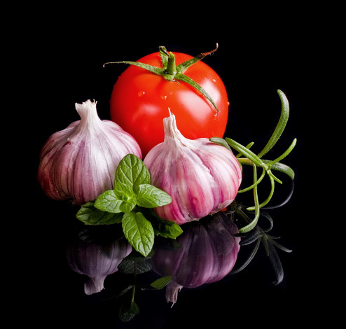 Обои картинки фото еда, овощи, помидоры, чеснок, томаты