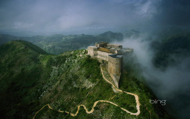 Обои картинки фото города, дворцы, замки, крепости, горы, замок, дорога, туман, haiti