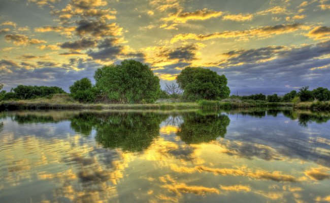 Обои картинки фото природа, реки, озера, трава, река, деревья, свет, облака