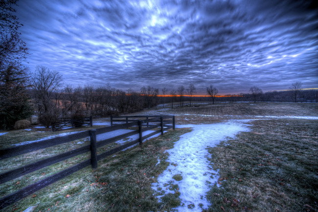 Обои картинки фото природа, поля, заря, горизонт, тучи, трава, снег, забор, пле