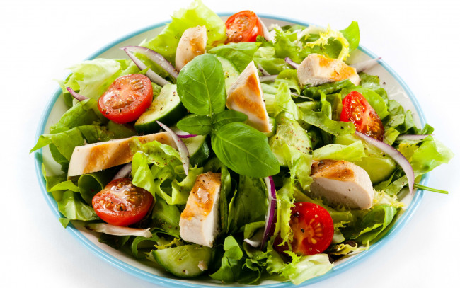 Обои картинки фото еда, салаты,  закуски, базилик, мясо, маслины, зелень, салат, огурцы