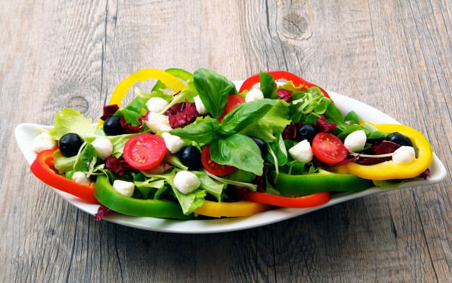 Обои картинки фото еда, салаты,  закуски, черри, салат, перец, зелень, помидоры, базилик, маслины