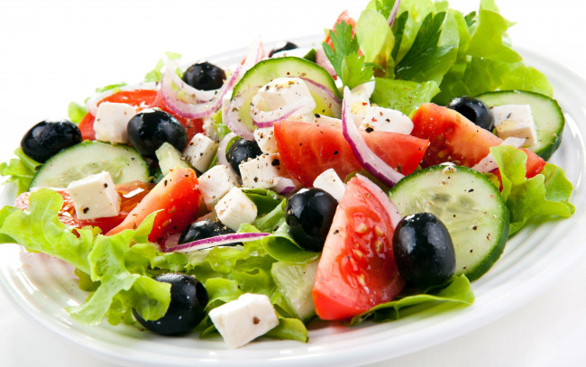 Обои картинки фото еда, салаты,  закуски, салат, огурцы, помидоры, сыр, зелень, маслины