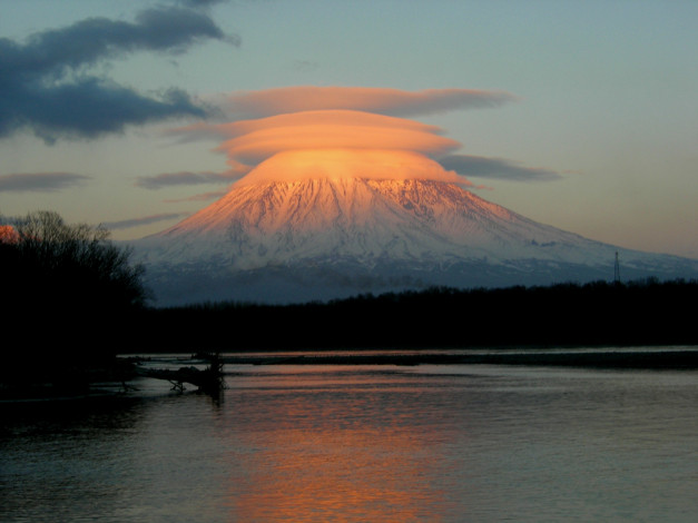 Обои картинки фото камчатка, природа, горы, облака, закат, вулканы, пейзажи, озеро, простор, россия
