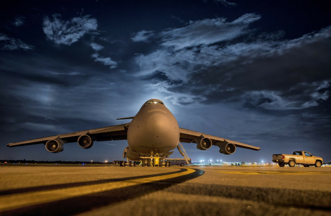 Обои картинки фото авиация, военно-транспортные самолёты, ночь, аэродром, самолёт