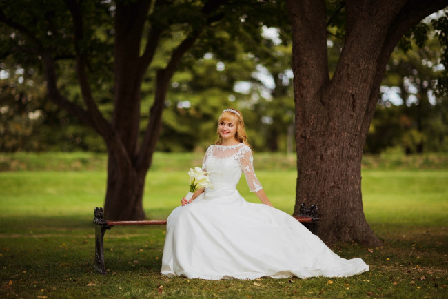 Обои картинки фото девушки, - невесты, блондинка, платье, букет, скамейка, деревья