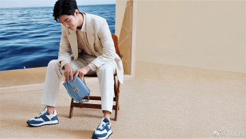 Картинка мужчины xiao+zhan актер костюм барсетка картина стул море