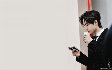 Картинка мужчины wang+yi+bo актер стакан телефон