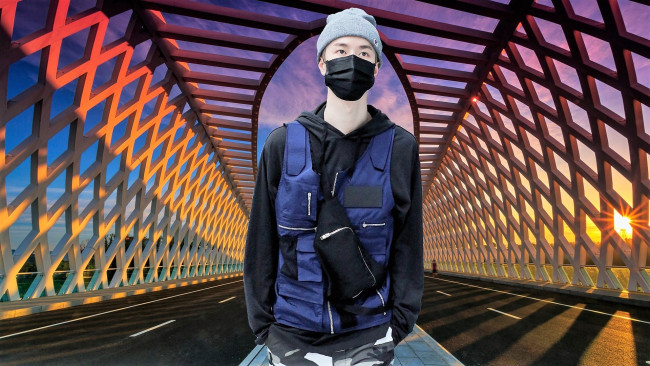 Обои картинки фото мужчины, wang yi bo, шапка, маска, куртка, мост