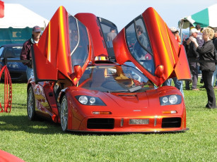 Картинка mclaren f1 автомобили выставки уличные фото