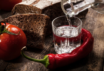 Картинка еда напитки помидоры перец стопка водка алкоголь овощи чеснок красный