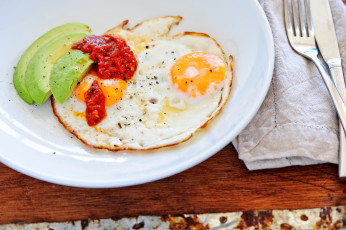 Картинка еда Яичные+блюда авокадо аджика жареные яйца