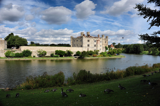 Обои картинки фото leeds castle, города, - дворцы,  замки,  крепости, замок, излучина, река, лес, птицы, облака