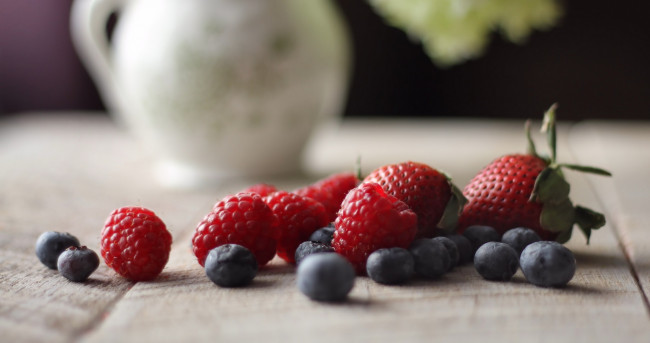 Обои картинки фото еда, фрукты,  ягоды, клубника, черника, ягоды