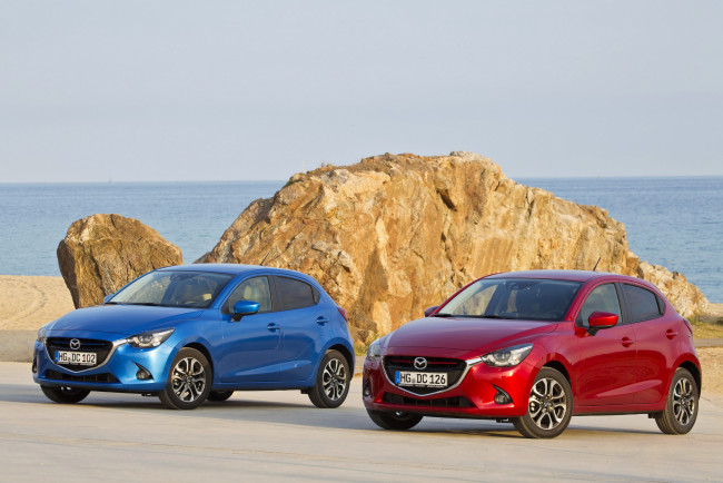 Обои картинки фото 2014 mazda 2, автомобили, mazda, красный, металлик, голубой, двое