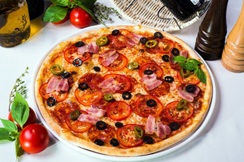 Картинка еда пицца ветчина колбаса базилик помидоры томаты