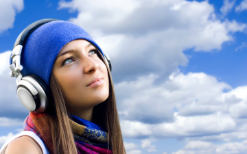 Картинка девушки -unsort+ лица +портреты шапка наушники лицо улыбка шарф небо облака
