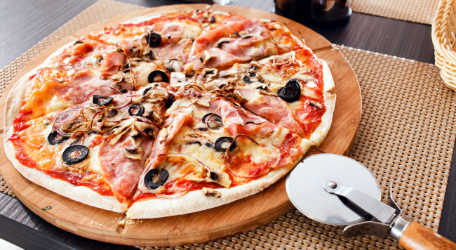Обои картинки фото еда, пицца, ветчина, маслины