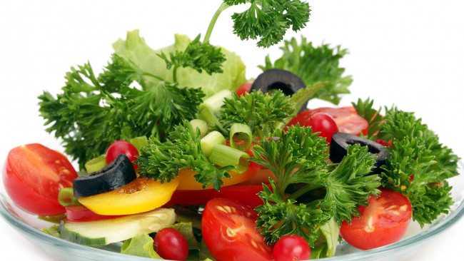 Обои картинки фото еда, салаты,  закуски, маслины, овощи, салат, перец, помидоры, томаты