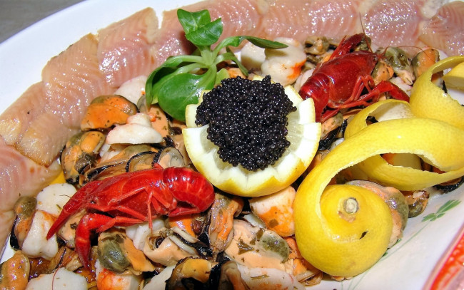 Обои картинки фото еда, рыбные блюда,  с морепродуктами, икра, лимон, селедка, раки, мидии