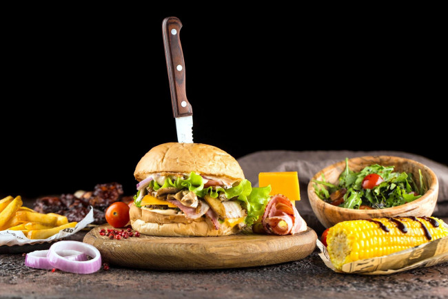 Обои картинки фото еда, бутерброды,  гамбургеры,  канапе, салат, кукуруза, гамбургер