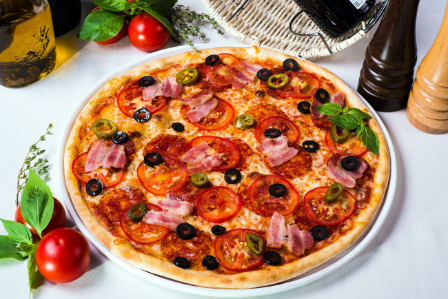 Обои картинки фото еда, пицца, ветчина, колбаса, базилик, помидоры, томаты