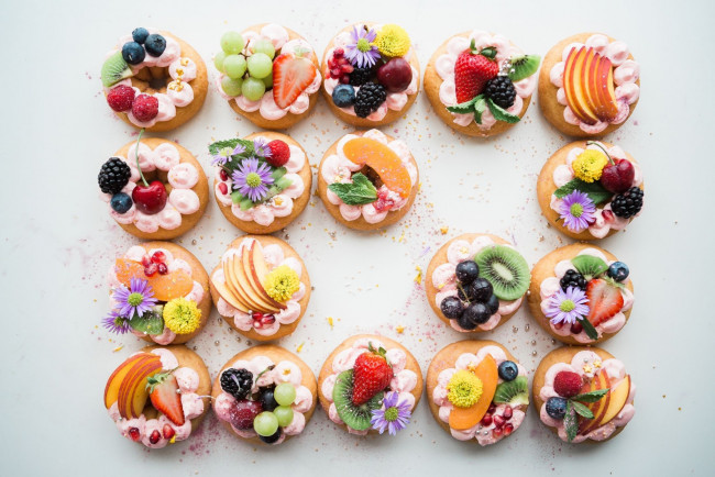 Обои картинки фото еда, пирожные,  кексы,  печенье, ассорти, ягоды, фрукты