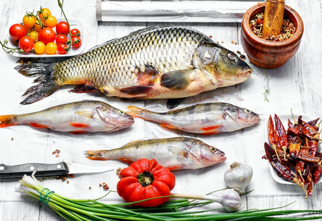 Обои картинки фото еда, рыба,  морепродукты,  суши,  роллы, свежая, помидоры, чеснок, лук, томаты