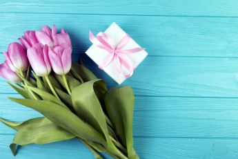 Картинка праздничные подарки+и+коробочки тюльпаны подарок лента бант