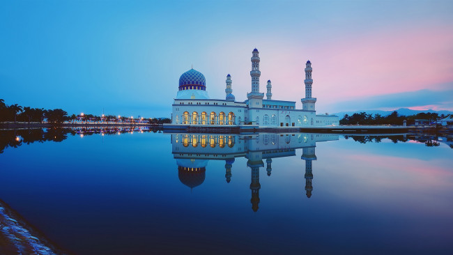 Обои картинки фото города, - огни ночного города, малайзия, кота, кинабалу, город, мечеть, вода, отражение
