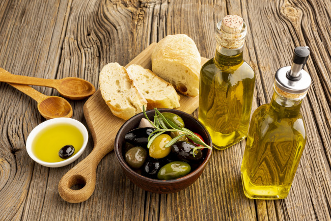 Обои картинки фото еда, оливки, багет, маслины, розмарин, масло