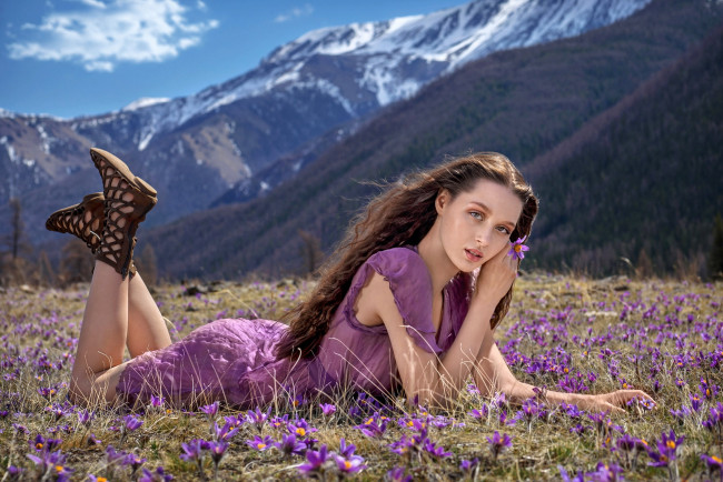 Обои картинки фото девушки, - брюнетки,  шатенки, весна, сон-трава, брюнетка