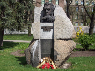 Картинка рига памятник михаилу талю города латвия
