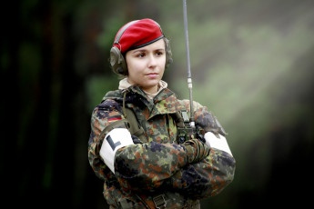 Картинка оружие армия спецназ постель девушка немка красный берет наушники карие глаза рация