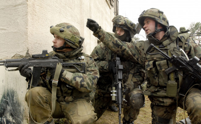 Обои картинки фото оружие, армия, спецназ, bailey, модель, брюнетка, ню, xxx, soldiers, army