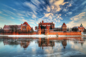 Картинка города дворцы замки крепости отражение облака озеро лед зима небо польша замок