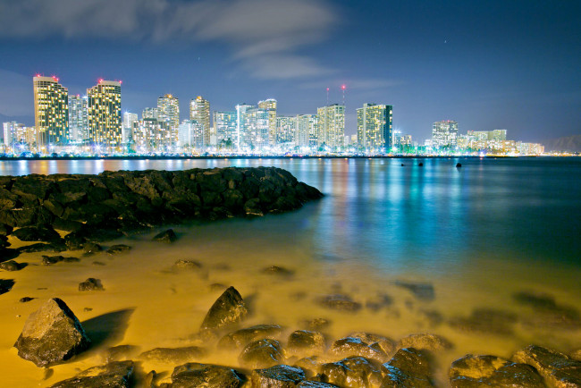 Обои картинки фото honolulu, hawaii, города, гонолулу, гавайи, бухта, ночной, город, камни