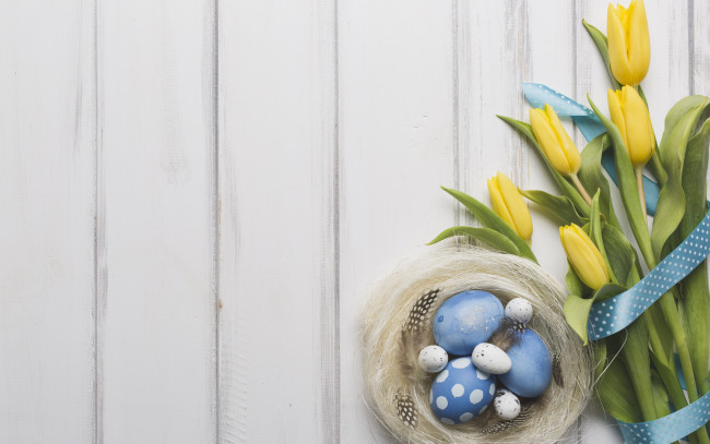 Обои картинки фото праздничные, пасха, eggs, wood, весна, декор, лента, праздник, тюльпаны, easter, bouquet