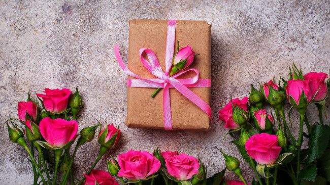 Обои картинки фото праздничные, подарки и коробочки, бант, лента, подарок, бутоны, розы