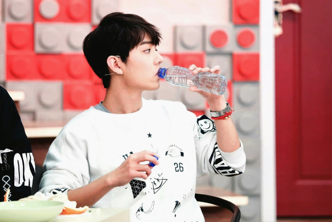 Обои картинки фото мужчины, xiao zhan, актер, свитер, бутылка, вода