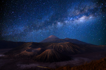 Картинка космос звезды созвездия индонезия остров Ява вулкан бромо ночь синее небо млечный путь