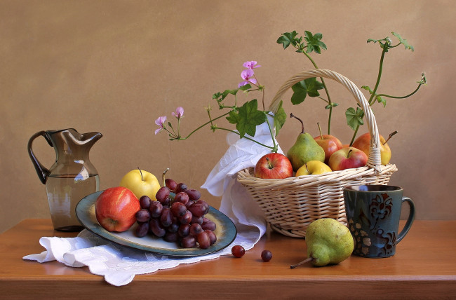 Обои картинки фото еда, натюрморт, виноград, груши, яблоки, кувшин, корзинка