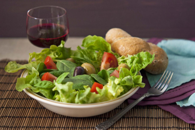 Обои картинки фото еда, салаты, закуски, салат, помидоры, оливки, базилик