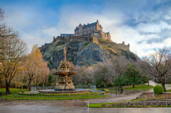 Картинка edinburgh+castle+and+ross+fountain города эдинбург+ шотландия фонтан замок скала