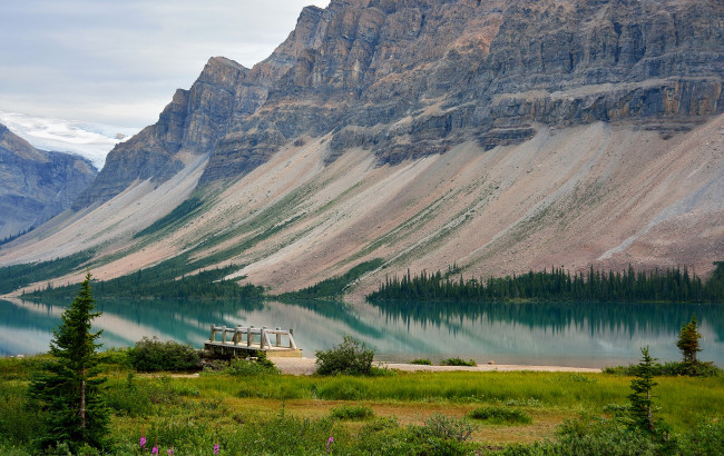 Обои картинки фото природа, реки, озера, мостик, озеро, альберта, канада, горы, деревья, причал