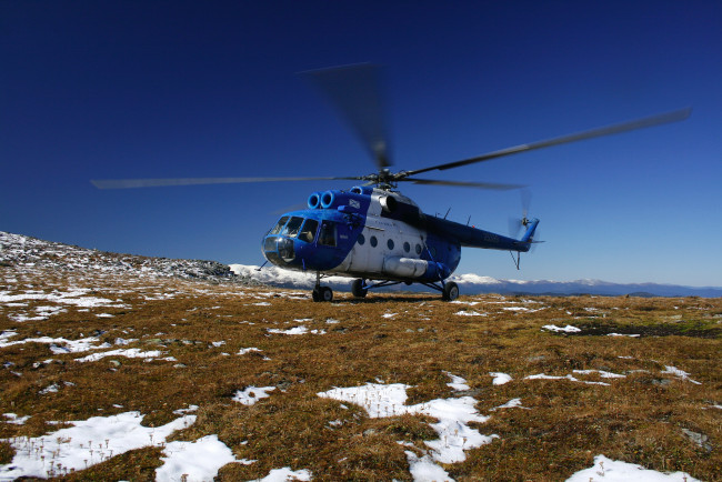 Обои картинки фото авиация, вертолёты, снег, трава, поле, небо, вертолет, ми-8, советский, российский