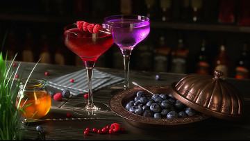 Картинка еда напитки +коктейль темный фон ягоды фужеры