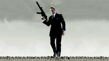обоя кино фильмы, 007,  quantum of solace, пустыня, оружие, костюм, джеймс, бонд