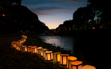 Картинка разное осветительные+приборы река люди фонари