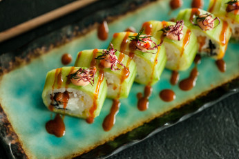 Картинка еда рыба +морепродукты +суши +роллы палочки зелень начинка вкусно роллы